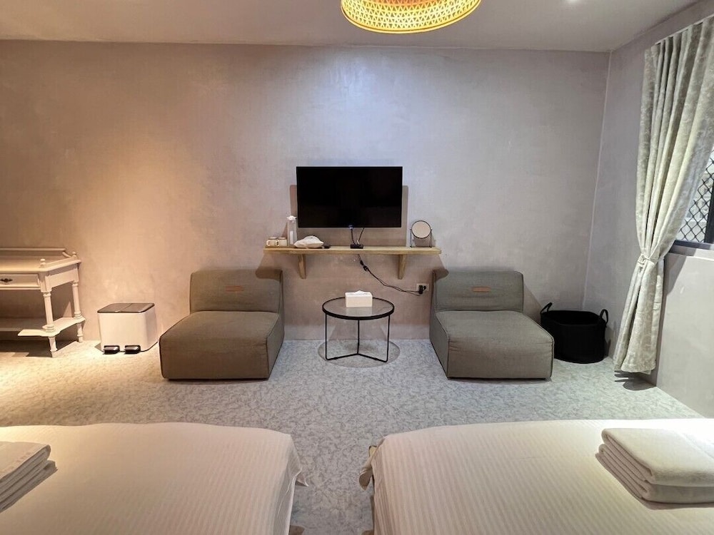Standard Twin Room - Photo 1