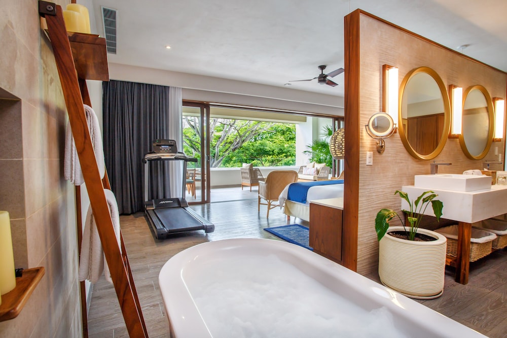 Suite, 1 King Bed (Jungle View) - Photo 6