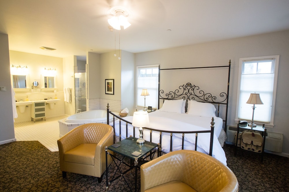 Deluxe Room, 1 King Bed, Non Smoking photo 2