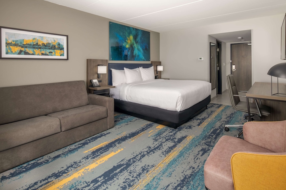 Junior Studio Suite, 1 King Bed, Non Smoking - Photo 1