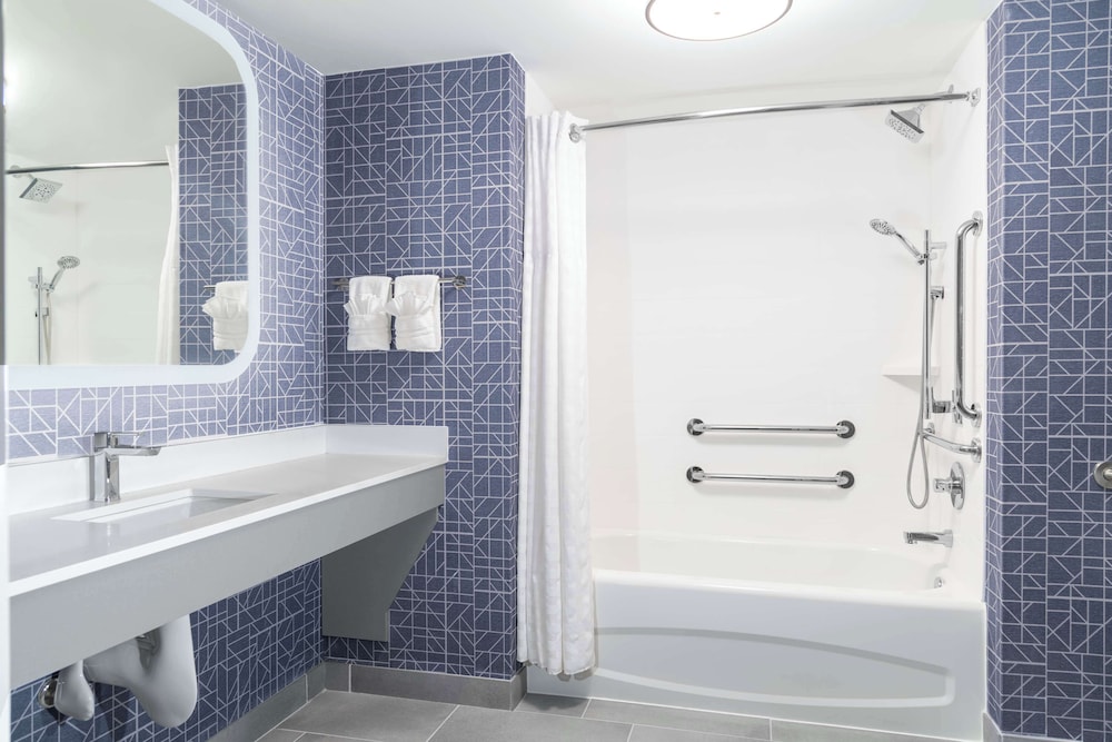 Premium Suite, 2 Queen Beds, Accessible, Bathtub - Photo 6