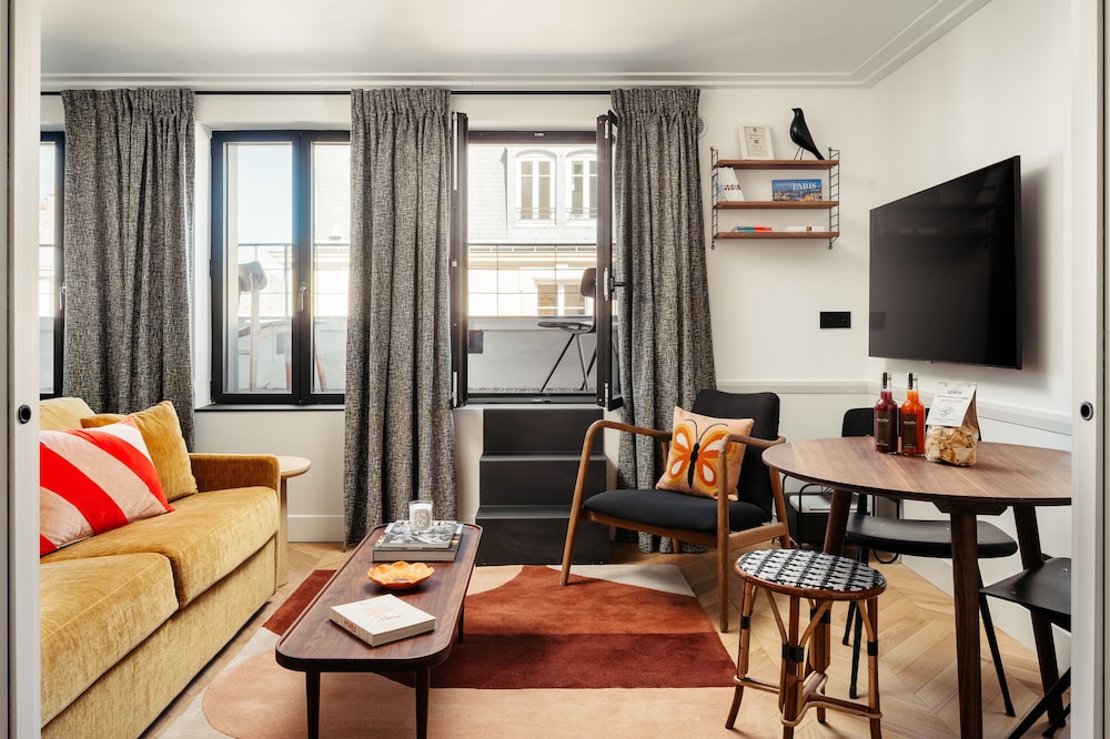 1-BR Deluxe Apartment Balcony Eiffel Tower view photo 2