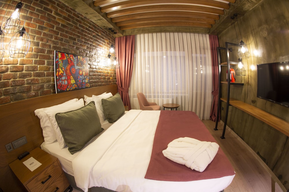 Deluxe Room with Balcony photo 1