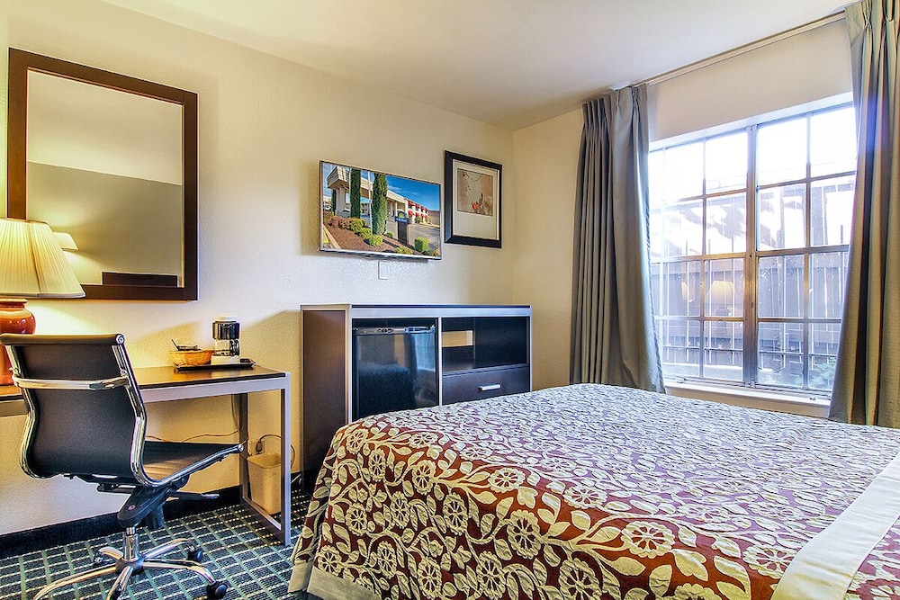 Deluxe Room, 1 Queen Bed, Smoking photo 3