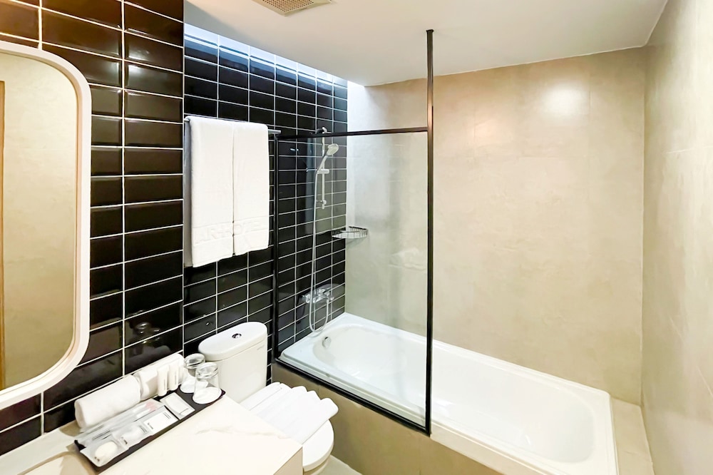 Studio 27 with Bathtub photo 3