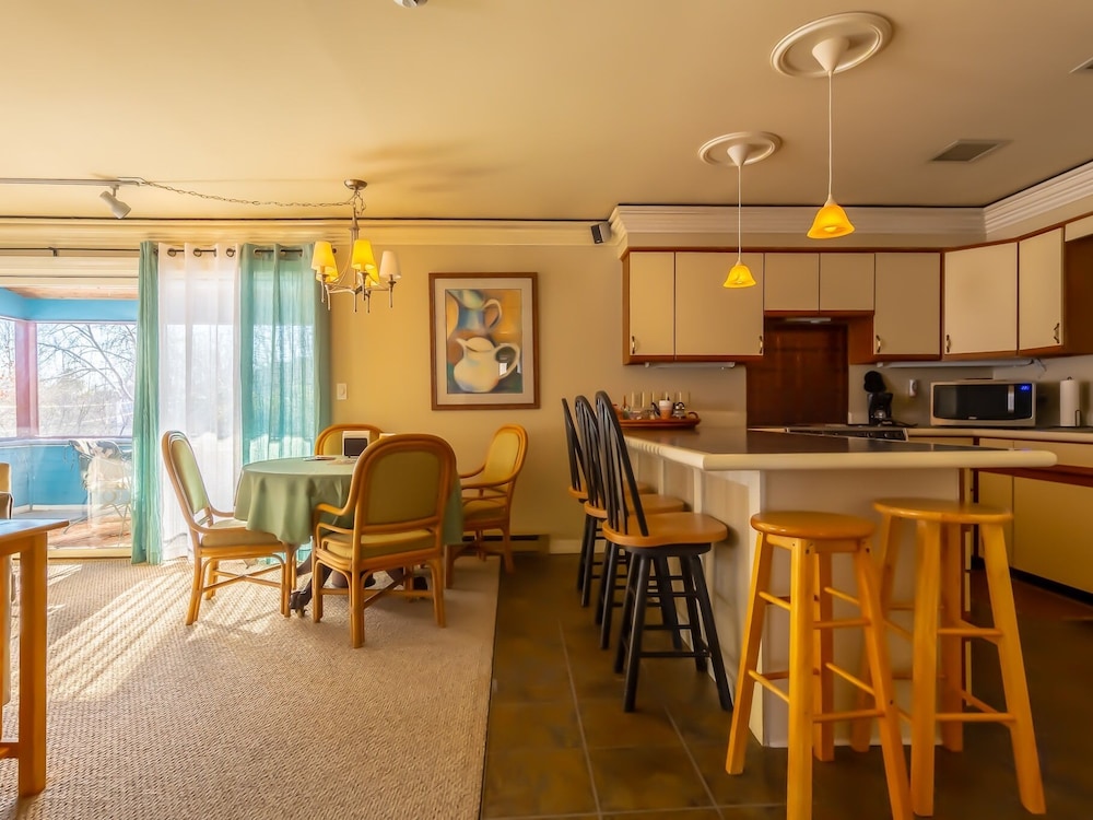 Standard Apartment, Private Bathroom (Greylock - No Pets) photo 3