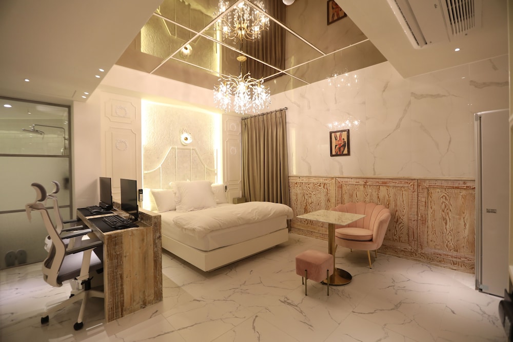 Suite (No Breakfast provided from Saturday to Monday) photo 1