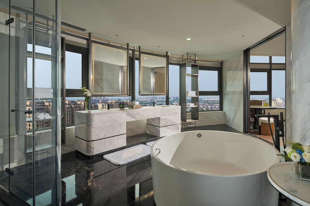 Suite, 1 Bedroom photo 2