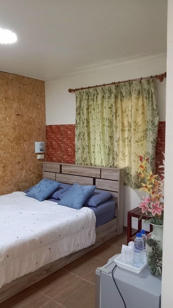 Standard Room, 1 Queen Bed