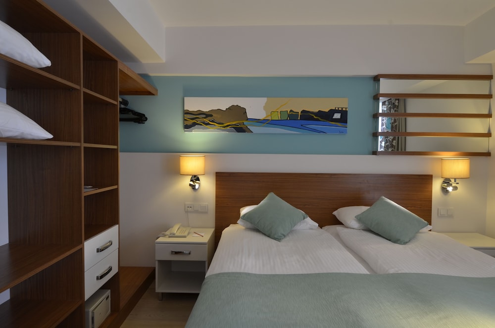 Family Room, 1 Bedroom, Pool View photo 1