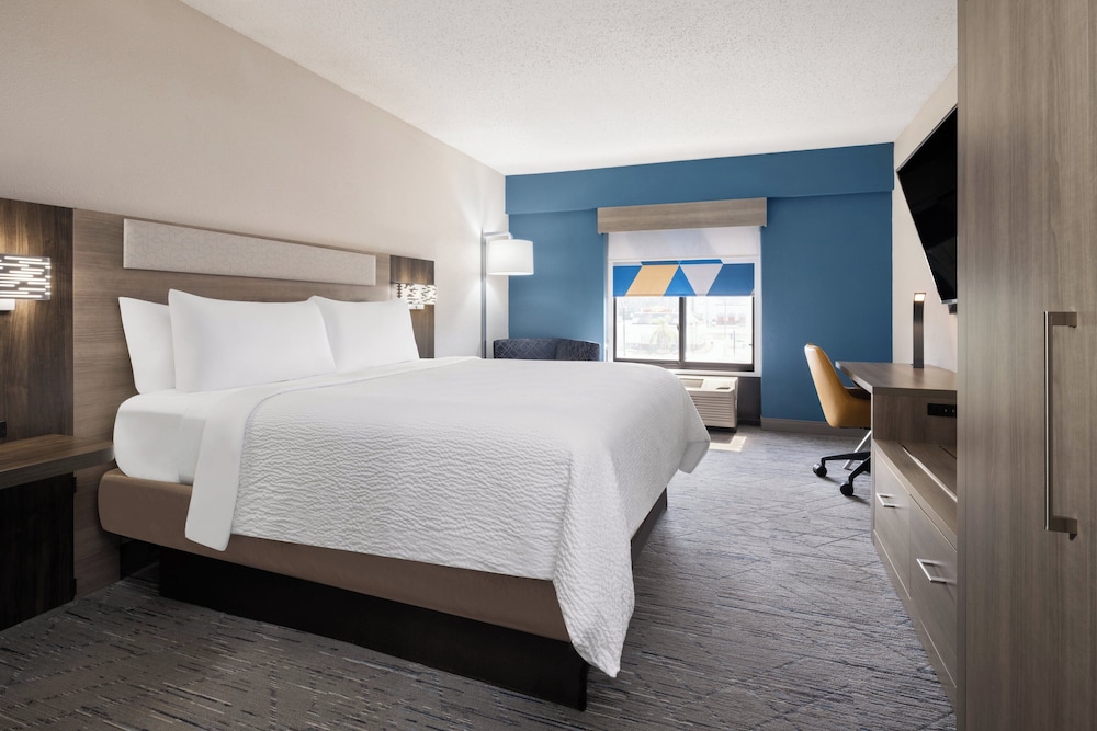 Standard Room, 1 King Bed, Accessible Bathtub (Mobility) photo 2
