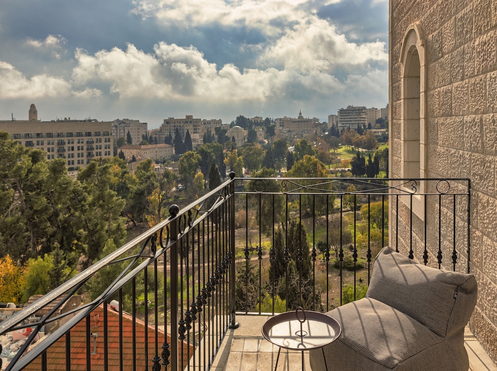 Deluxe Room with Balcony - Photo 7