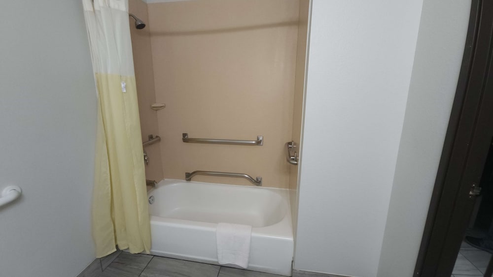 Suite, 1 Queen Bed, Non Smoking, Refrigerator & Microwave - Photo 3