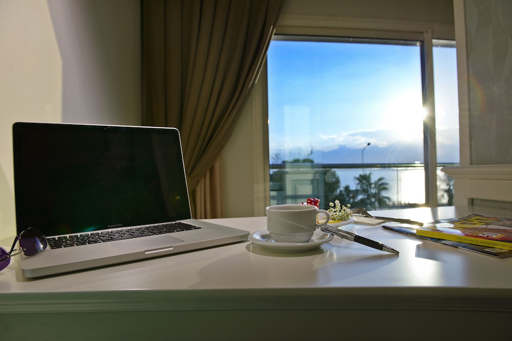 Deluxe Room, Sea View thumbnail 6