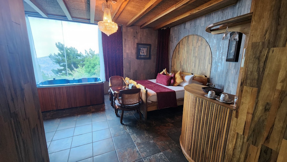 Corner Room (Partial Sea View)