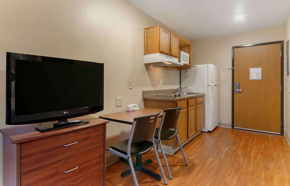 Standard Studio, 1 Double Bed, Non Smoking, Refrigerator & Microwave photo 3