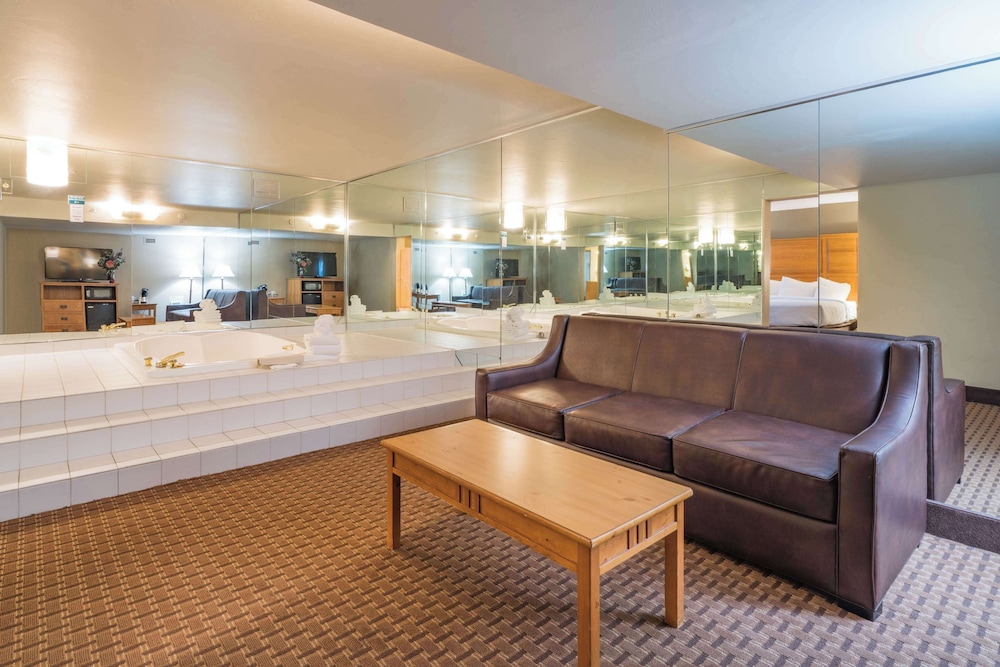 Suite, 1 King Bed, Non Smoking, Jetted Tub - Photo 3