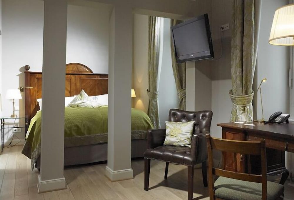 Deluxe Double Room Single Use, 1 Queen Bed, Non Smoking photo 2