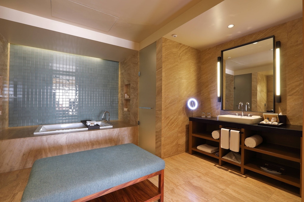 Luxury Suite, 1 King Bed With Sofa Bed, Ocean View