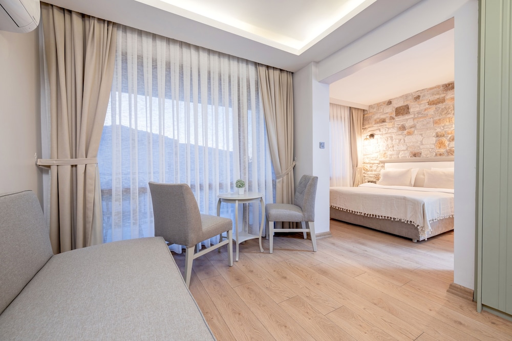 Standard Double Room, Partial Sea View