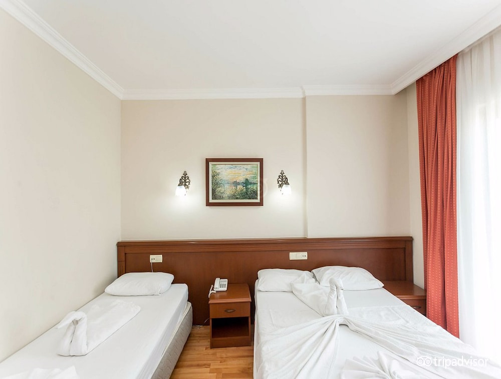 Standard Triple Room, 1 Bedroom, Pool View, Beachside