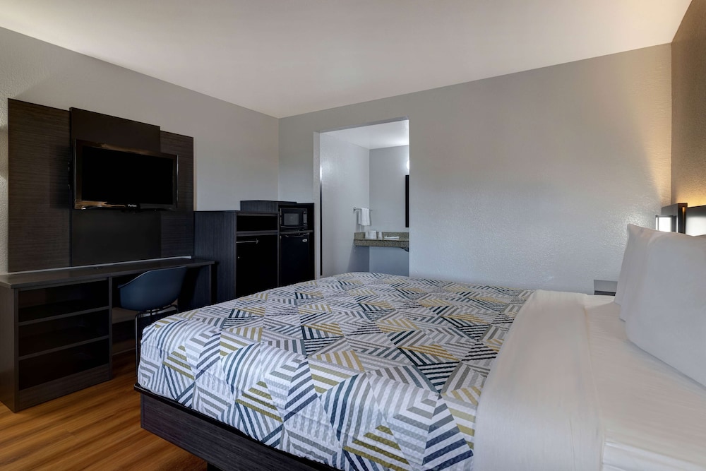 Deluxe Room, 1 King Bed, Accessible, Non Smoking photo 3