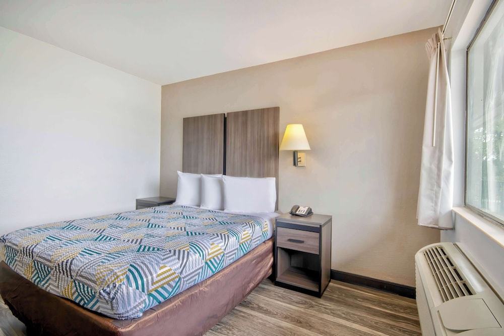 Deluxe Room, 1 Queen Bed, Non Smoking, Refrigerator & Microwave