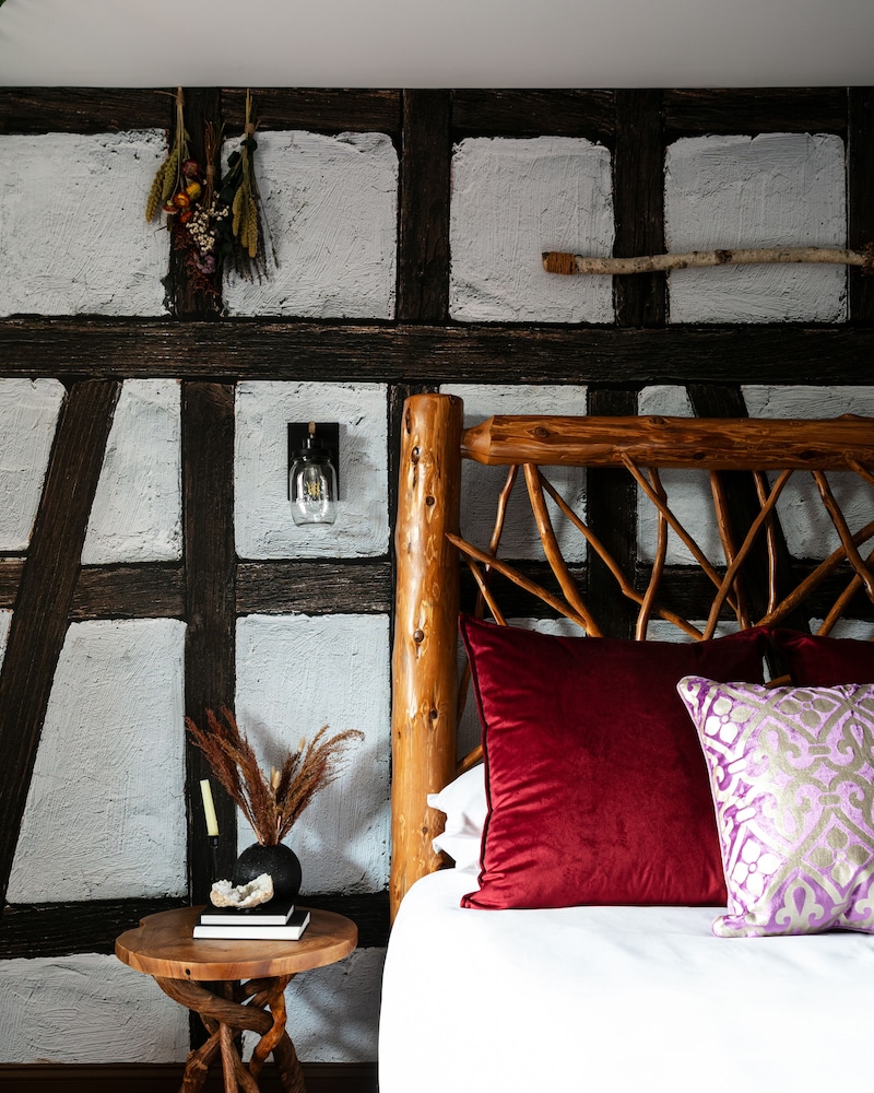 Witches Cottage King photo 2