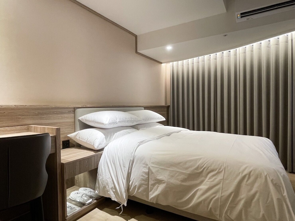 Two-Bedroom Suite - Photo 2