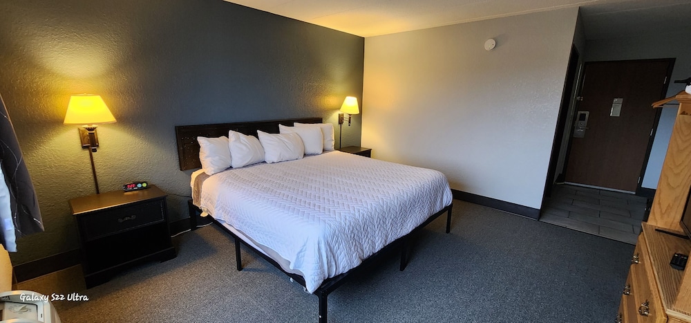 Standard Room, 1 King Bed, Accessible photo 1