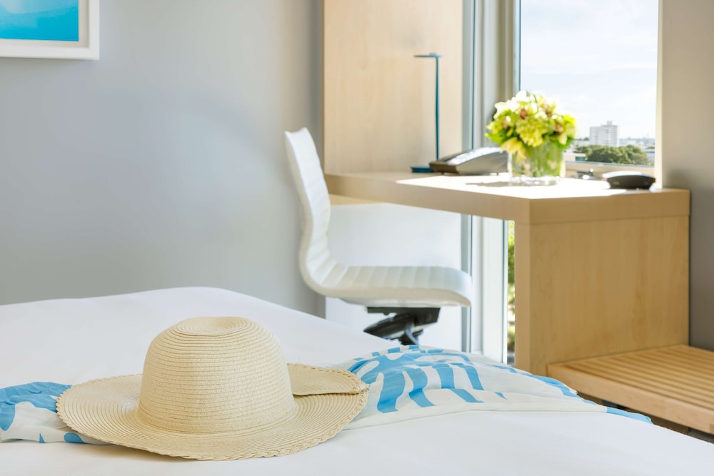 Room, 1 King Bed, Accessible (Roll-In Shower)