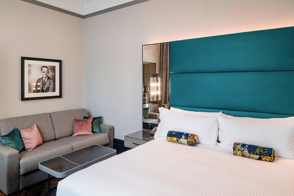 Suite, 1 King Bed with Sofa bed photo 3