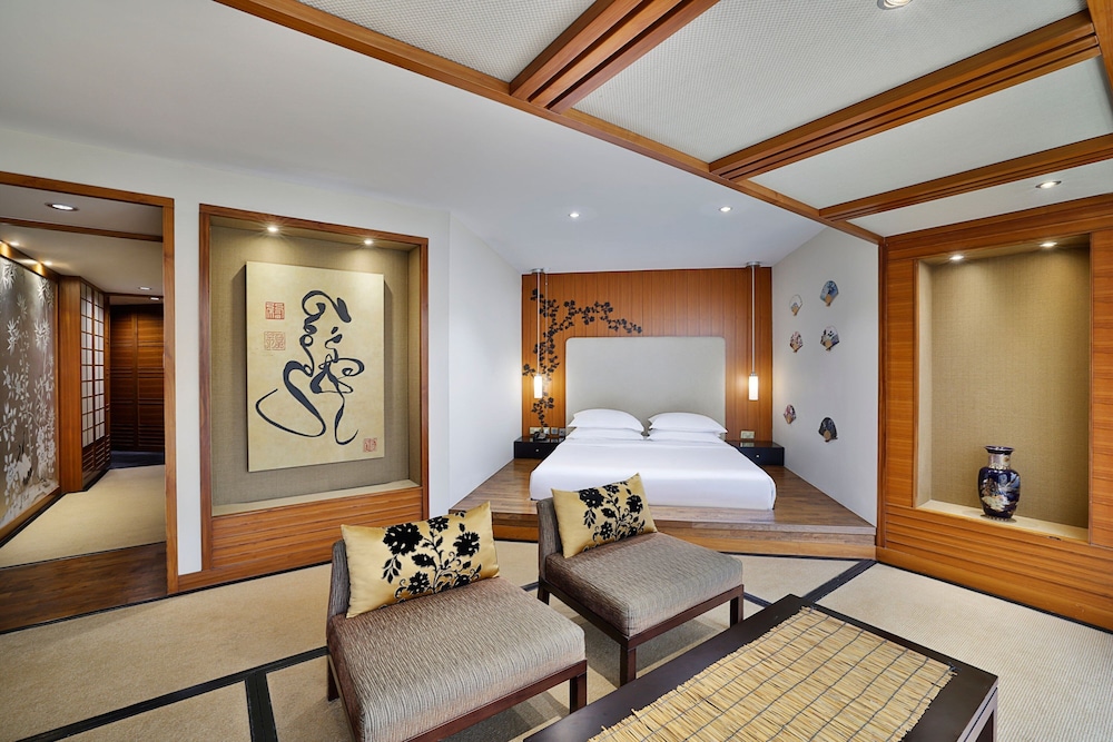 Executive Room, 1 King Bed, Club lounge access photo 2