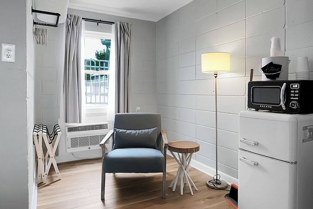 Standard Single Room, 1 Queen Bed, Non Smoking, Pool View photo 3