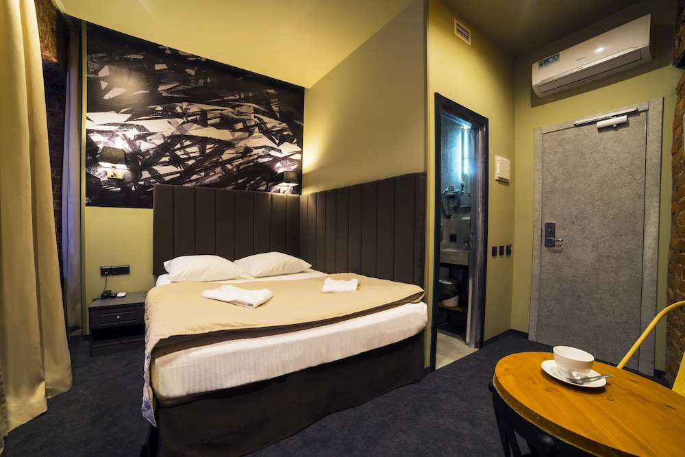 Standard Queen Room