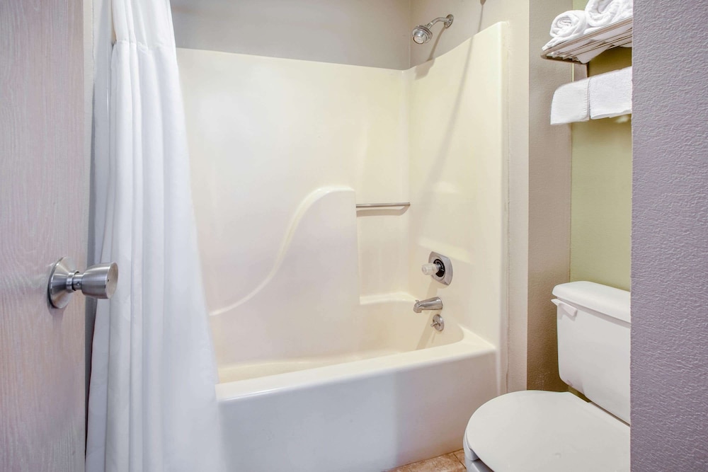 Economy Suite, 2 Queen Beds, Kitchenette - Photo 5