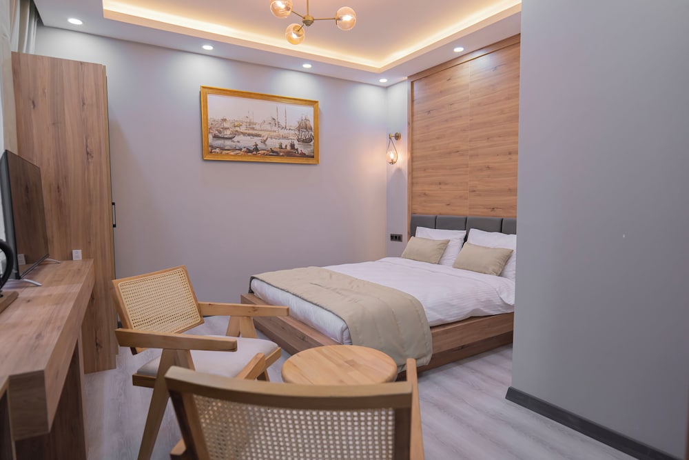 Standard Room, 1 Queen Bed photo 2