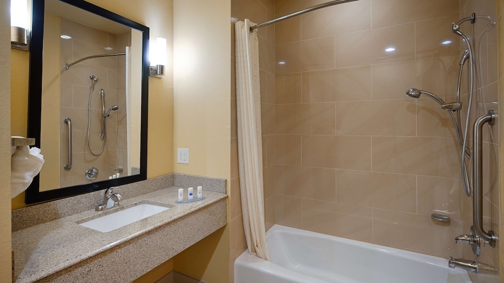 Suite, 1 King Bed, Accessible, Jetted Tub (with Sofabed) photo 2