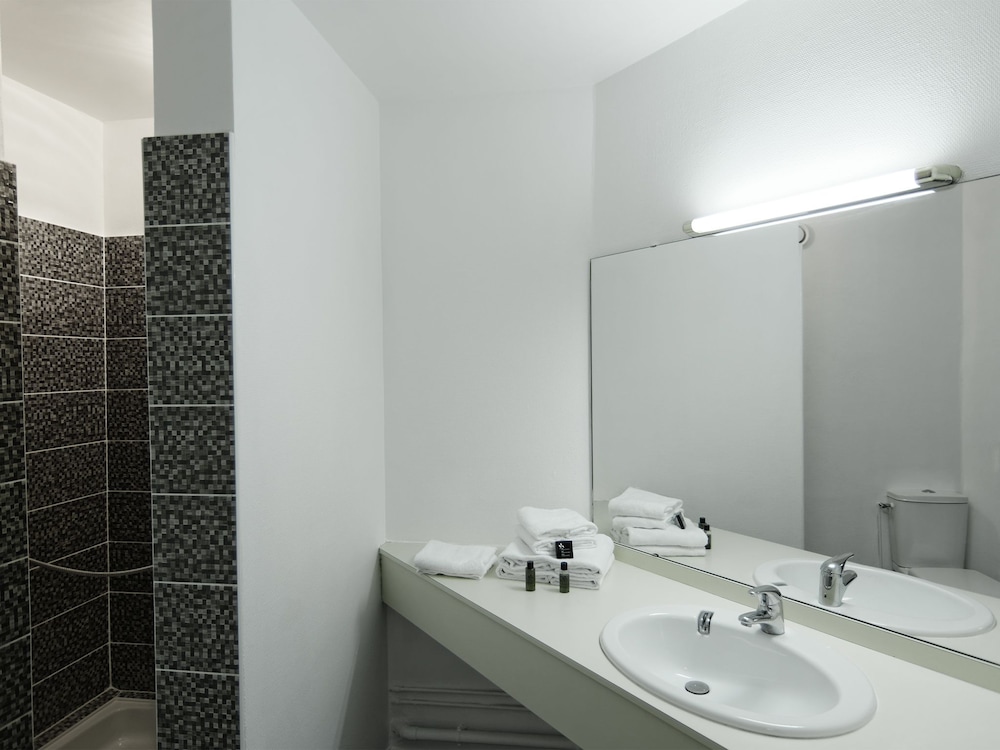 Standard Triple Room, 1 Bedroom, Private Bathroom, Garden View photo 3