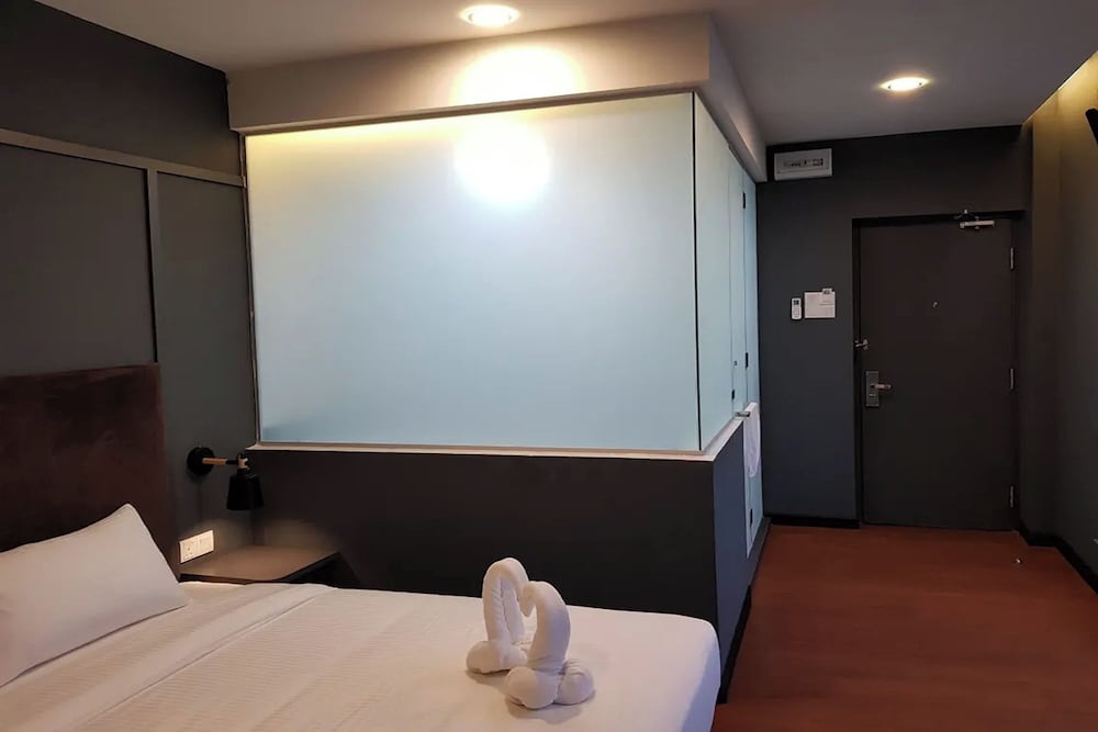 Deluxe Room, 1 Queen Bed, No Windows photo 3