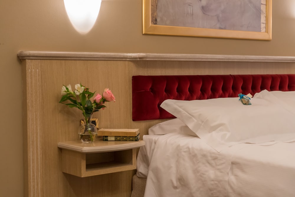 Suite - Photo 1