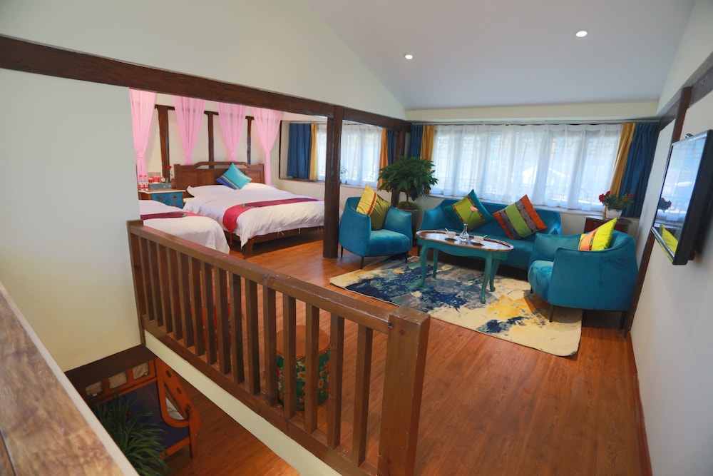 Deluxe Family Room (108)