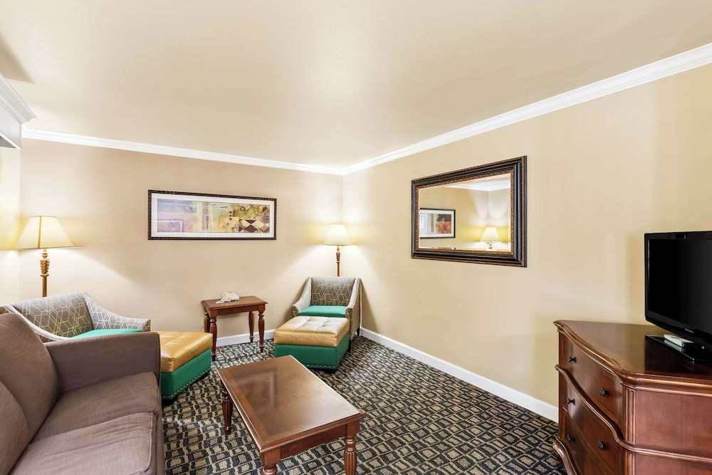 Suite, Multiple Beds, Non Smoking, Kitchenette (with Sofabed) photo 2