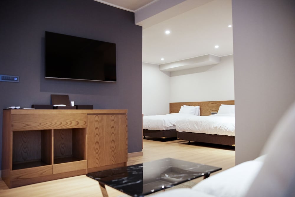 Premium Suite - Photo 2