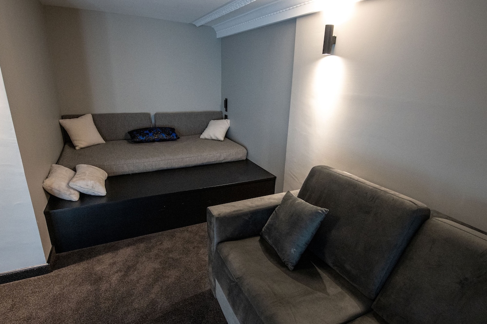 Junior Suite, 1 King Bed, Non Smoking (with Sofabed) - Photo 2