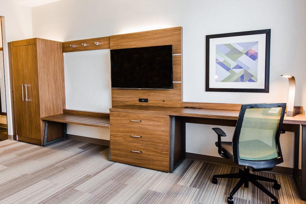 Standard Room, 1 King Bed (Walk-In Shower) thumbnail 5