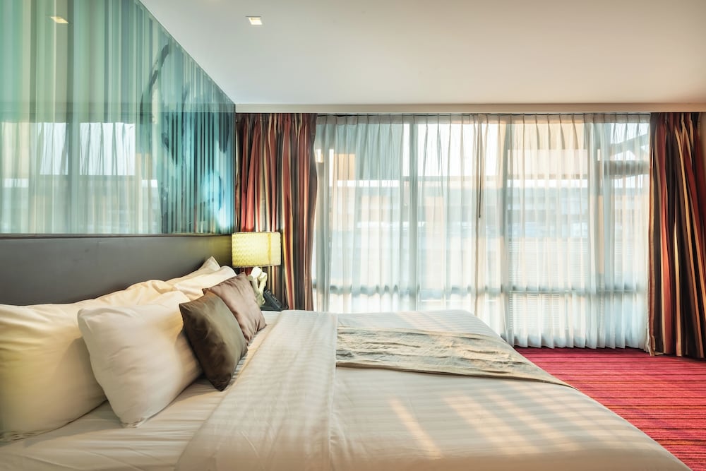 Suite, 1 King Bed, Corner photo 3