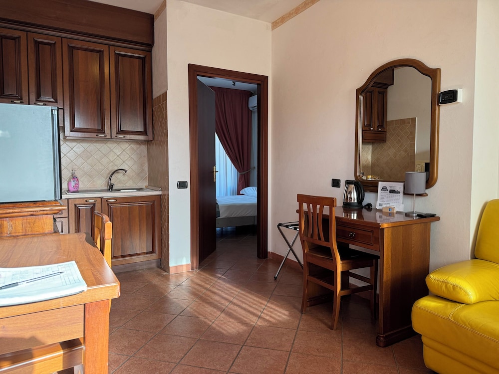 Business Double Room Single Use - Photo 17