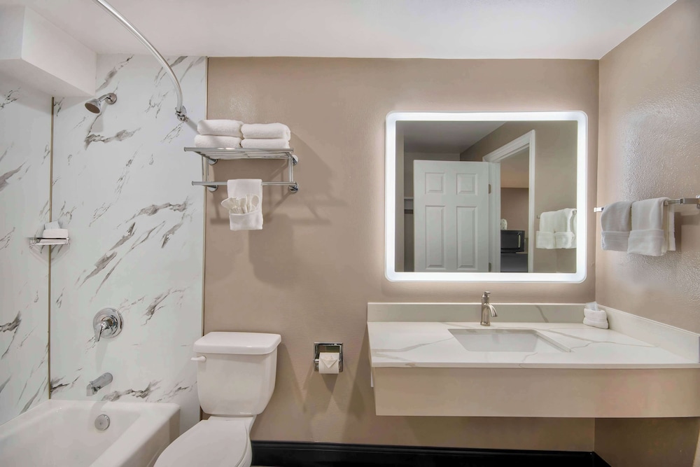 Deluxe Suite, 2 Queen Beds, Non Smoking, Kitchenette - Photo 9