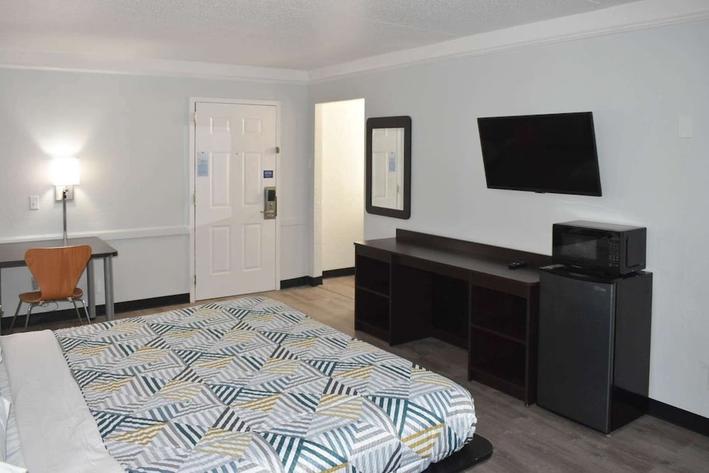 Deluxe Room, 1 King Bed, Non Smoking, Refrigerator & Microwave photo 2